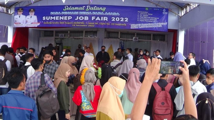 job fair sumenep dijubeli warga
