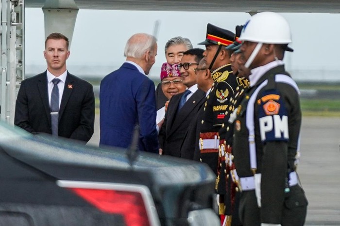 Presiden AS Joe Biden diantar langsung Menteri Pariwisata dan Ekonomi Kreatif (Menparekraf) Republik Indonesia, Sandiaga Salahuddin Uno hingga Bandara Internasional I Gusti Ngurah Rai pada Rabu (16/11/2022).