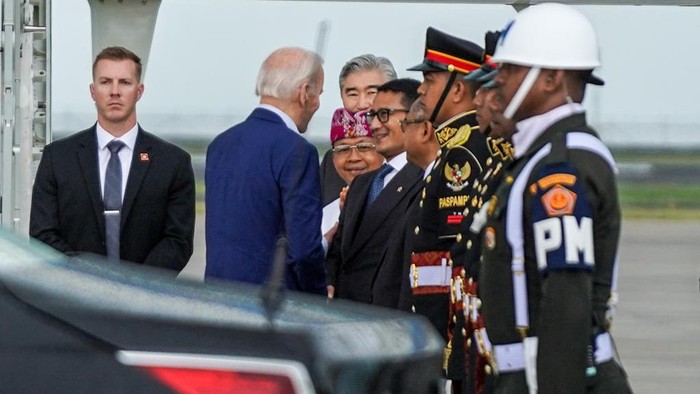Presiden AS Joe Biden diantar langsung Menteri Pariwisata dan Ekonomi Kreatif (Menparekraf) Republik Indonesia, Sandiaga Salahuddin Uno hingga Bandara Internasional I Gusti Ngurah Rai pada Rabu (16/11/2022).
