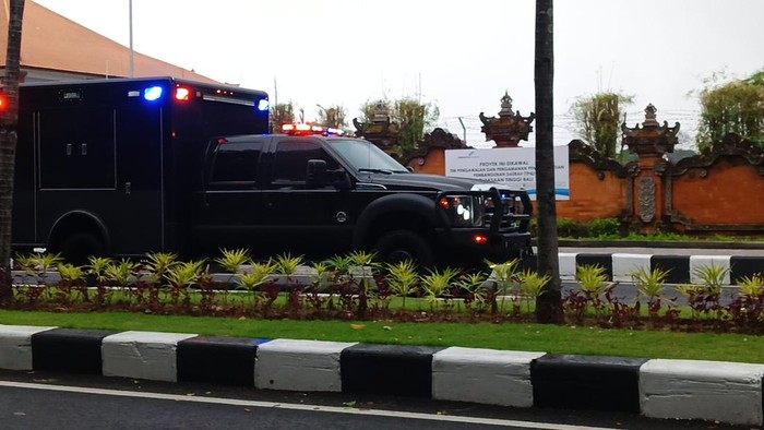 Joe Biden dikawal ketat iring-iringan mobil kepresidenan saat tiba di Bandara Ngurah Rai Bali.