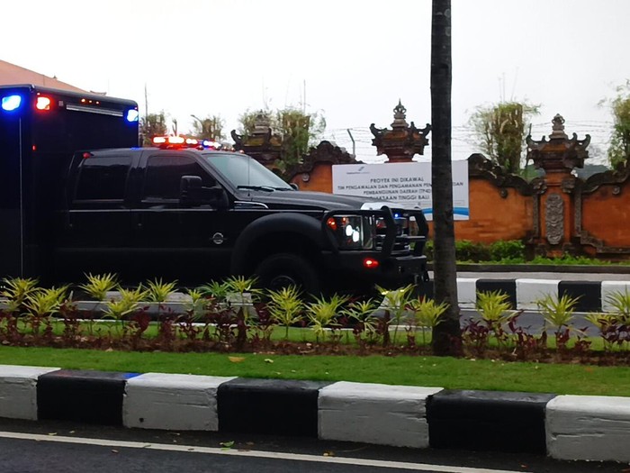 Joe Biden dikawal ketat iring-iringan mobil kepresidenan saat tiba di Bandara Ngurah Rai Bali.