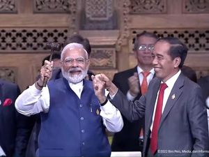Momen Jokowi Serahkan Palu Kepemimpinan G20 ke PM India Narendra Modi