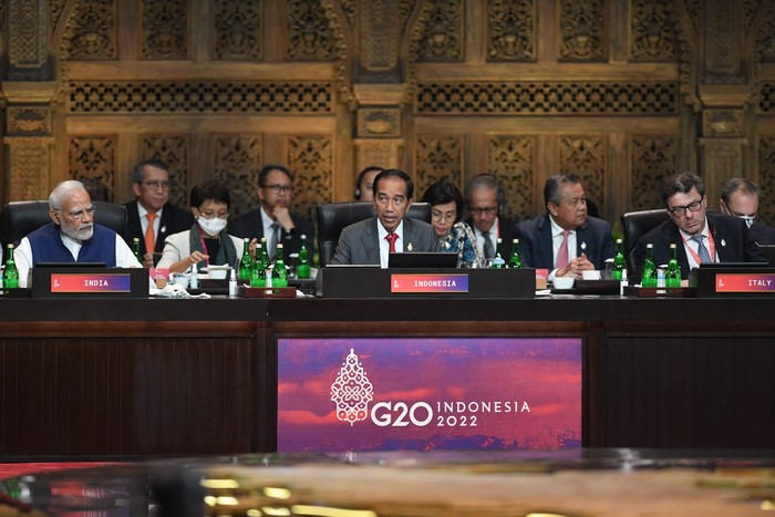 Presiden Joko Widodo (tengah) menyampaikan pandangannya dalam Working Session 3 KTT G20 Indonesia 2022 di Nusa Dua, Bali, Rabu (16/11/2022). ANTARA FOTO/Media Center G20 Indonesia/Zabur Karuru/nym.