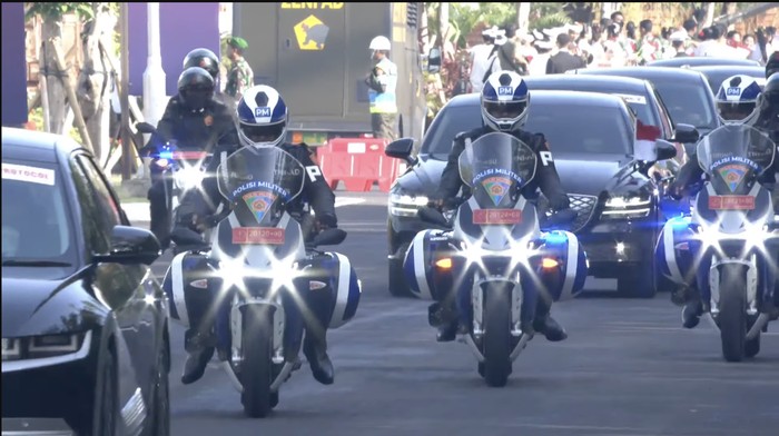 Jokowi naik mobil listrik di KTT G20