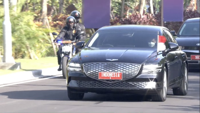 Jokowi naik mobil listrik di KTT G20
