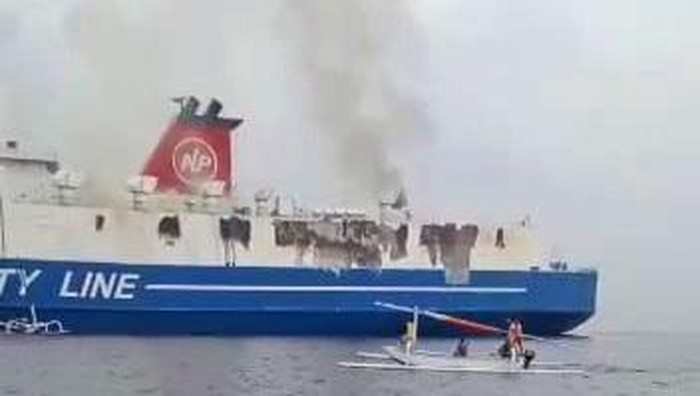Kapal Jurusan Banyuwangi-Lombok terbakar di perairan Bali
