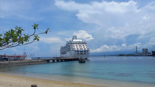 Kapal Pesiar Oceania Regatta Cruise saat bersandar di Pelabuhan Celukan Bawang, Buleleng, Selasa (15/11/2022). Foto: Made Wijaya Kusuma