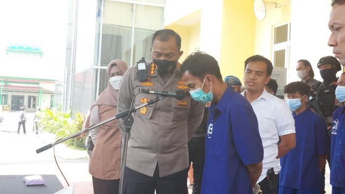 Kapolresta Solo Kombes Iwan Saktiadi, dan pelaku pelecehan seksual, MAW, saat konfrensi pers di Mapolresta Solo, Rabu (16/11/2022).