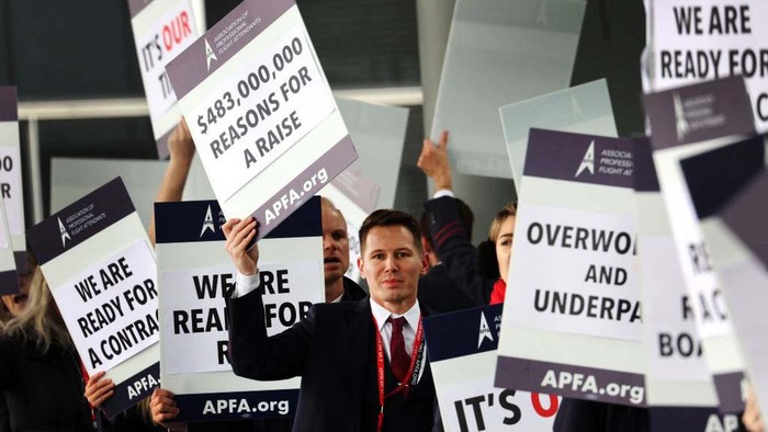 Karyawan American Airlines Protes Kerja Berat, tapi Gaji Kecil Karyawan American Airlines menggelar demo menuntut gaji naik di Bandara Internasional O'Hare, Selasa (15/11/2022) waktu setempat.