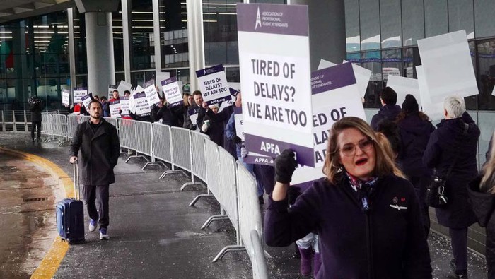 Karyawan American Airlines menggelar demo menuntut gaji naik di Bandara Internasional O'Hare, Selasa (15/11/2022) waktu setempat.