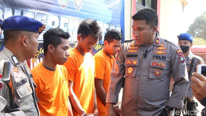 Kasat Polairud Polresta Barelang, Kompol Moch Dwi Ramadhanto tengah menanyai tiga pelaku penyelundupan PMI ilegal saat menggelar konferensi pers.