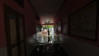 Seorang anak melintas di lorong sekolah yang terendam banjir di Sekolah Dasar Negeri 2 Krakitan, Bayat, Klaten, Jawa Tengah, Rabu (16/11/2022).