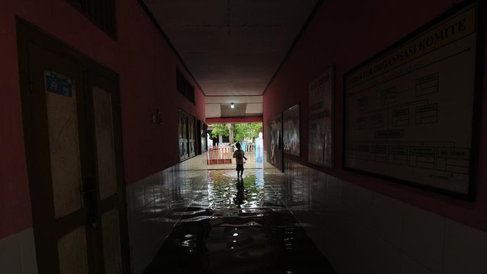Sejumlah anak bermain di halaman Sekolah Dasar Negeri 2 Krakitan, Bayat, Klaten, Jawa Tengah, Rabu (16/11/2022). Selain intensitas hujan tinggi, buruknya saluran drainase menyebabkan air meluap sehingga membanjiri sekolahan dan rumah warga setempat. ANTARA FOTO/Aloysius Jarot Nugroho/foc.