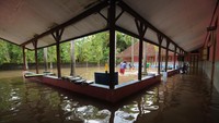 Selain intensitas hujan tinggi, buruknya saluran drainase menyebabkan air meluap sehingga membanjiri sekolahan dan rumah warga setempat.