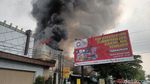 Penampakan Asap Membubung Kebakaran Toko Maju Jalan Veteran Solo
