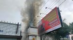 Penampakan Asap Membubung Kebakaran Toko Maju Jalan Veteran Solo