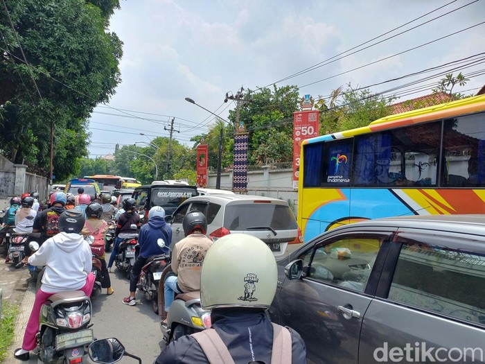 Kemacetan di Jalan Panjaitan Banjarsari, Solo, Rabu (16/11/2022) siang.