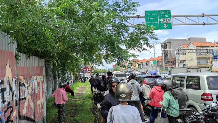 Kemacetan parah di Jalan Sunset Road, tepatnya menuju Simpang Dewa Ruci di Kecamatan Kuta Kabupaten Badung, Bali, Rabu (16/11/2022). Kemacetan parah di Jalan Sunset Road, tepatnya menuju Simpang Dewa Ruci di Kecamatan Kuta Kabupaten Badung, Bali, Rabu (16/11/2022).