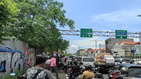 Pengendara juga tampak turun dari kendaraan di tengah kemacetan parah, di Simpang Dewa Ruci. Foto: I Wayan Sui Suadnyana/detikBali