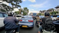 detikBali tiba di lokasi kemacetan sekitar pukul 11.00 Wita. Pada saat itu, kendaraan baik mobil maupun sepeda motor sama sekali tidak bisa bergerak maju. Foto: I Wayan Sui Suadnyana/detikBali