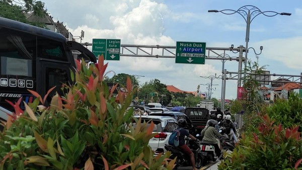 Hari Kedua KTT G20, Jalan Sunset Road Kuta Macet Parah
