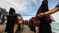 Sejumlah etnis Rohingya berjalan menunju tempat istirahat setelah dievakuasi warga di Desa Bluka Teubai, Kecamatan Dewantara, Aceh Utara, Aceh, Rabu (16/11/2022).