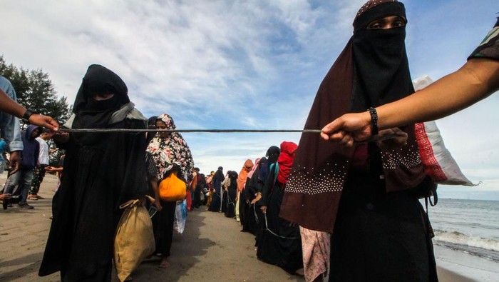 Kembali Rombongan Imigran Rohingya Terdampar di Aceh Sejumlah etnis Rohingya berjalan menunju tempat istirahat setelah dievakuasi warga di Desa Bluka Teubai, Kecamatan Dewantara, Aceh Utara, Aceh, Rabu (16/11/2022). Sebanyak 119 imigran etnis Rohingya, terdiri dari 61 orang laki-laki, 37 orang perempuan, dan 22 anak-anak terdampar di pesisir laut Dewantara pukul 05.00 WIB pada Rabu (16/11/) dini hari, pasca satu hari sebelumnya sebanyak 110 orang etnis Rohingya terdampar di pesisir Krueng Mane Aceh Utara, Aceh. ANTARA FOTO/Rahmad/foc.