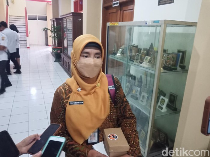 Kepala SMAN 1 Sumberlawang, Suranti Tri Umiatsih, saat ditemui di Kantor DPRD Sragen, Rabu (16/11/2022).