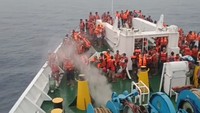 Kapal berpenumpang 261 orang tersebut, dalam perjalanan dari Pelabuhan Ketapang menuju Pelabuhan Lembar. KM Mutiara Timur I terbakar di perairan Banyuning, Desa Bunutan, Kecamatan Abang, Kabupaten Karangasem, Bali. Foto: Tangkapan layar