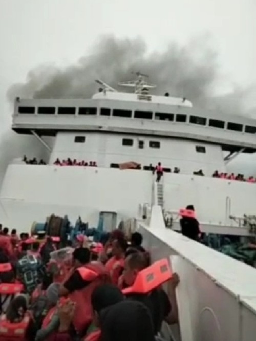KM Mutiara Timur I rute penyeberangan Pelabuhan Ketapang, Banyuwangi, menuju Pelabuhan Gili Mas Lembar, Lombok Barat, terbakar, Rabu sore (16/11/2022). (tangkapan layar)