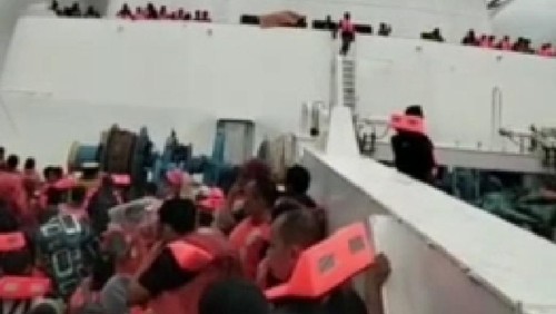 KM Mutiara Timur I rute penyeberangan Pelabuhan Ketapang, Banyuwangi, menuju Pelabuhan Gili Mas Lembar, Lombok Barat, terbakar, Rabu sore (16/11/2022). (tangkapan layar)