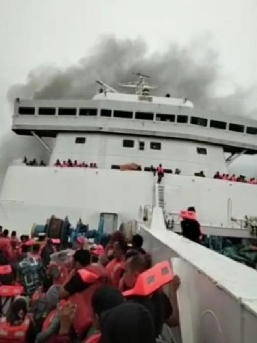 KM Mutiara Timur I rute penyeberangan Pelabuhan Ketapang, Banyuwangi, menuju Pelabuhan Gili Mas Lembar, Lombok Barat, terbakar, Rabu sore (16/11/2022). (tangkapan layar)