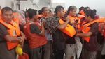 Detik-detik Evakuasi Penumpang Kapal Terbakar di Perairan Bali