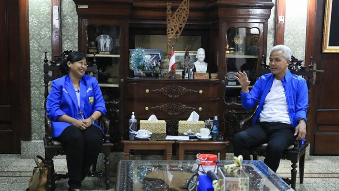 KNPI Jateng terpilih, Casytha Arriwi Kathmandu datang menemui Gubernur Jateng Ganjar Pranowo di rumah dinas Semarang, Selasa (15/11/2022). Casytha merupakan putri Ketua Bappilu PDIP Bambang Pacul.