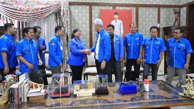KNPI Jateng terpilih, Casytha Arriwi Kathmandu datang menemui Gubernur Jateng Ganjar Pranowo di rumah dinas Semarang, Selasa (15/11/2022). Casytha merupakan putri Ketua Bappilu PDIP Bambang Pacul.