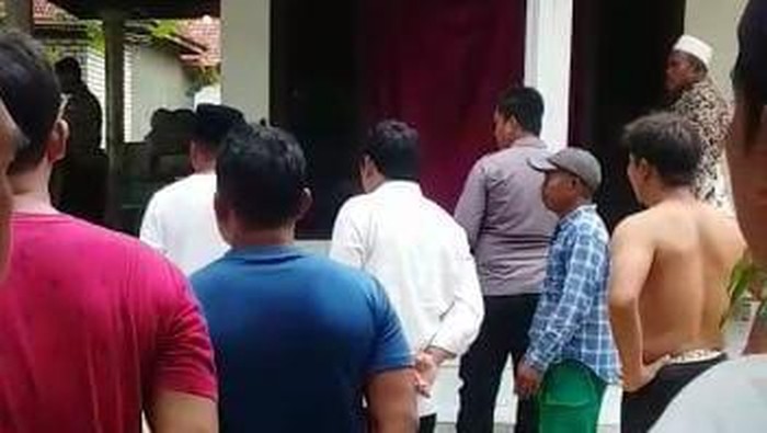 Kondisi lokasi rumah kontrakan guru MTs di Sampang yang ditemukan tewas