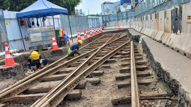 Kondisi rel trem yang ditemukan di proyek MRT Fase 2A Glodok-Kota, di Jl Gajah Mada, depan Halte TransJakarta Harmoni, Rabu (16/11/2022).