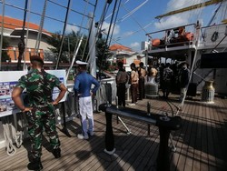 Selama KTT G20, KRI Bima Suci juga dimanfaatkan untuk kegiatan lain. Seperti mengajak anggota Pramuka berkeliling. Foto: Nuranda Indrajaya/detikBali