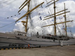 KRI Bima Suci menjadi kapal patroli keamanan laut yang mencuri perhatian karena bentuknya yang berbeda dengan kapal perang lainnya. Foto: Nuranda Indrajaya/detikBali