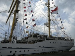 Dansatgas Laut Laksamana Muda TNI Hutabarat menjelaskan, kapal ini sempat on board saat jamuan cocktail party karena bentuknya eksotik seperti kapal layar. Foto: Nuranda Indrajaya/detikBali