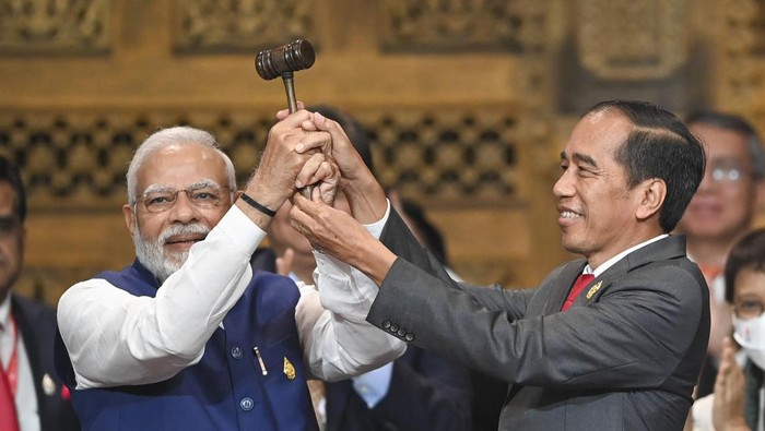 KTT G20 Bali Ditutup, Jokowi Serahkan Palu Kepemimpinan ke PM India Presiden Joko Widodo (kanan) menyerahkan palu kepemimpinan G20 kepada Perdana Menteri India Narendra Damodardas Modi (kiri) pada penutupan KTT G20 Indonesia 2022 di Nusa Dua, Bali, Rabu (16/11/2022). ANTARA FOTO/Media Center G20 Indonesia/M Risyal Hidayat/nym.
