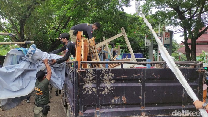Lapak liar di RS KRMT Wongsonegoro Semarang ditertibkan Satpol PP, Rabu (16/11/2022).