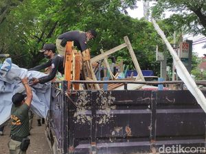 Lapak Liar di Depan RS Wongsonegoro Semarang Ditertibkan Satpol PP
