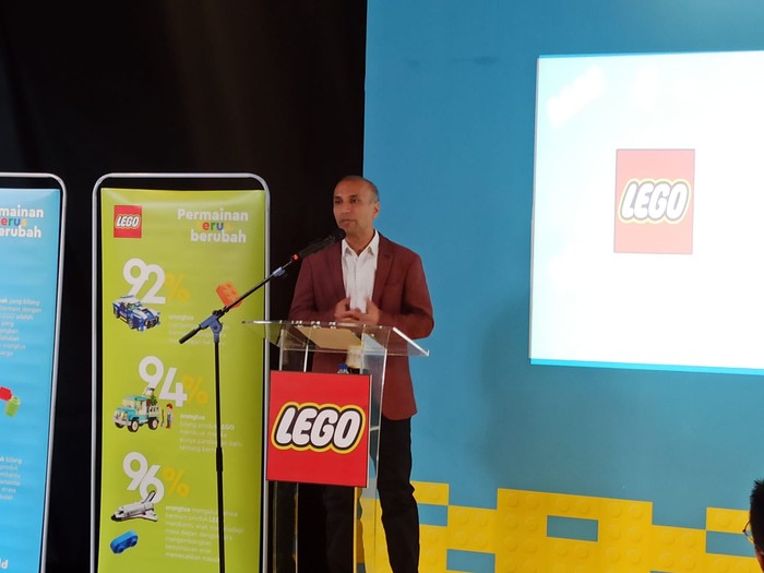LEGO terus menghadirkan cara bermain baru guna mendukung orang tua dan anak mengembangkan imajinasi dan berkreasi bersama. LEGO terus menghadirkan cara bermain baru guna mendukung orang tua dan anak mengembangkan imajinasi dan berkreasi bersama.