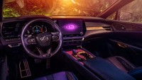 Masuk ke bagian dalam, Adidas menghadirkan warna interior yang senada dengan eksterior, yakni ungu tua yang dikombinasikan dengan aksen garis emas. Foto: Lexus Global.