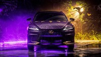 Pada bagian luar, kendaraan tersebut hadir dengan nuansa ungu yang banyak muncul di film Wakanda Forever. Pada bagian kap mesin, terhias pola berlian yang mengambil desain dari kalung cakar Black Panther. Foto: Lexus Global.