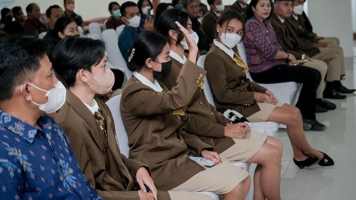 Menteri Pariwisata dan Ekonomi Kreatif/Kepala Badan Pariwisata dan Ekonomi Kreatif (Menparekraf/Kabaparekraf) Sandiaga Salahuddin Uno dalam pembekalan LO G20 Mahasiswa Poltekpar Bali di Gedung I Gede Ardika Poltekpar Bali, Minggu (13/11/2022),