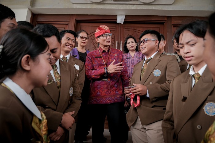 Menteri Pariwisata dan Ekonomi Kreatif/Kepala Badan Pariwisata dan Ekonomi Kreatif (Menparekraf/Kabaparekraf) Sandiaga Salahuddin Uno dalam pembekalan LO G20 Mahasiswa Poltekpar Bali di Gedung I Gede Ardika Poltekpar Bali, Minggu (13/11/2022),