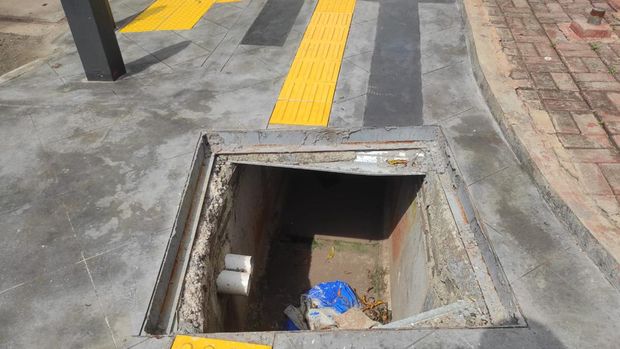 Lobang di Jl Trunojoyo depan Mabes Polri, tepatnya di depan Museum Polri belum ditutup, Rabu (16/11/2022).