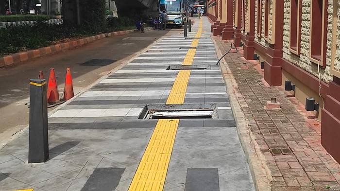 Lobang di Jl Trunojoyo depan Mabes Polri, tepatnya di depan Museum Polri belum ditutup, Rabu (16/11/2022).